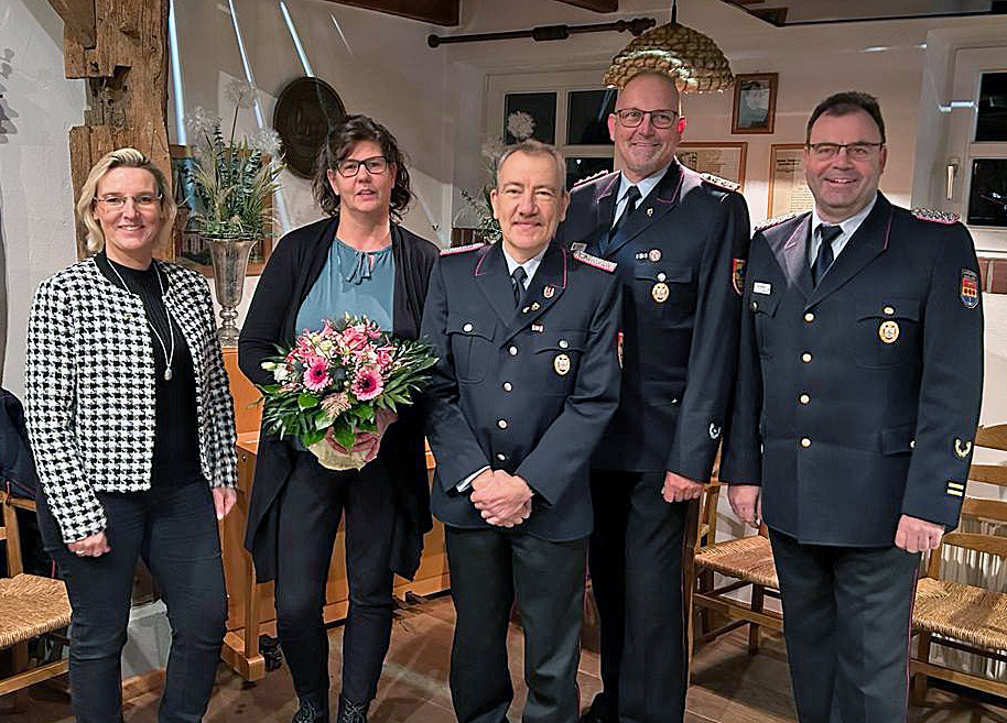 Von links:  Bürgermeisterin Petra Lübbers, Monique Bentlage, Heinz-Hermann Bentlage, 
Gemeindebrandmeister Andreas Gödiker und Wolfgang Veltrup. Foto: Jens Menke
