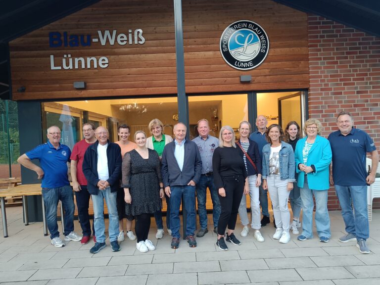 Einige der Corona-Schnelltester mit Vertretern des Sportvereins, der Gemeinde Lünne und Michael Koop (rechts im Bild). Foto: KSB