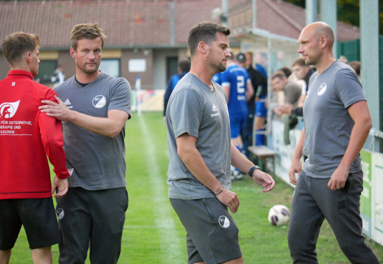 Der Trainerstab von SC Spelle-Venhaus. Foto Uli Mentrup