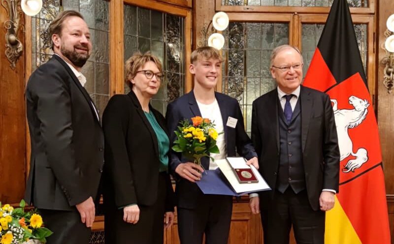 Ministerpräsident Stefan Weil (r.) gratuliert Jan-Luca Schulz (2.v.r.).  Foto: KSB Emsland