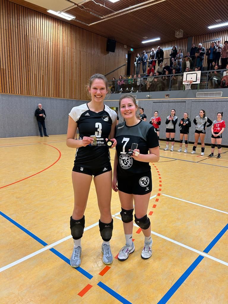 Schnappten sich die MVP-Medaillen: Maren Rekers (l.) und Nina Körner. Foto: SC Spelle-Venhaus