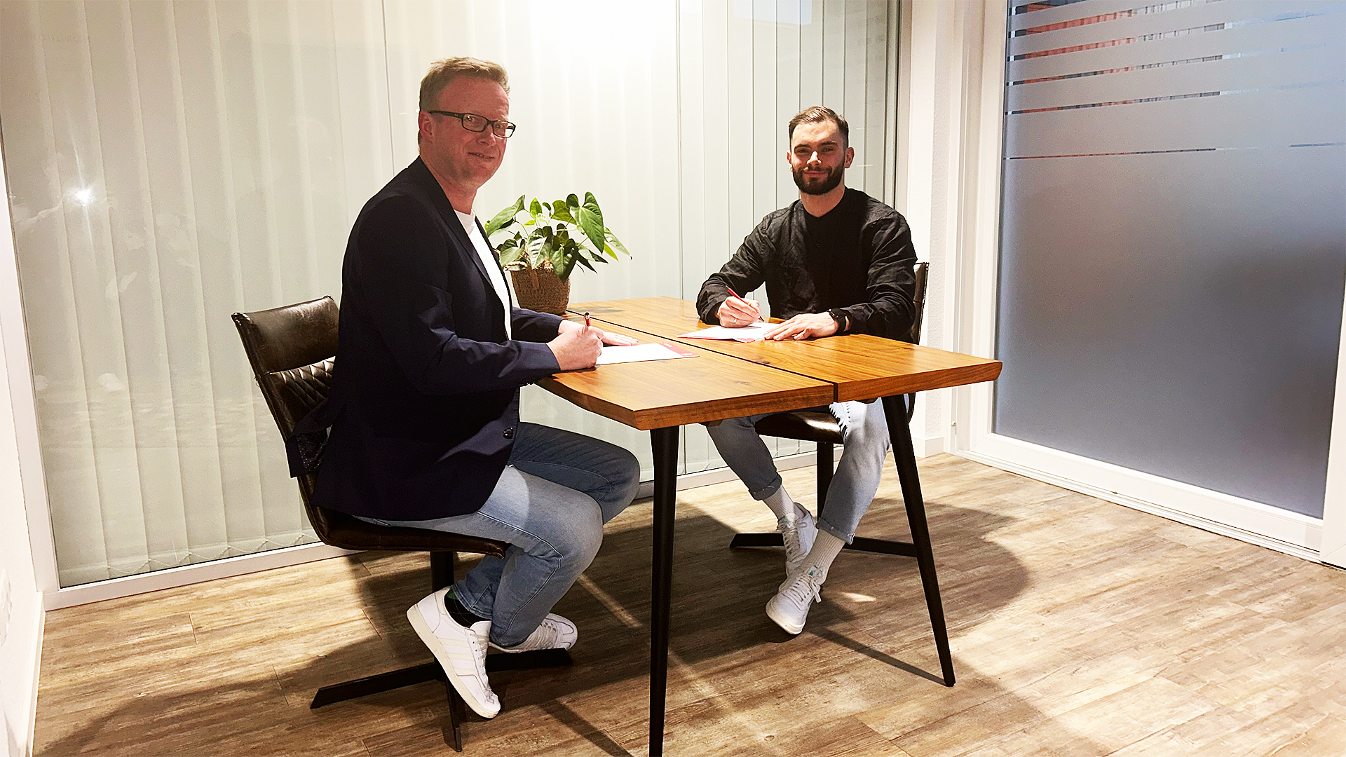 Freuen sich auf die Zusammenarbeit: HSG-Geschäftsführer Matthias Stroot und Neuzugang Björn Zintel (rechts). 
Foto: HSG