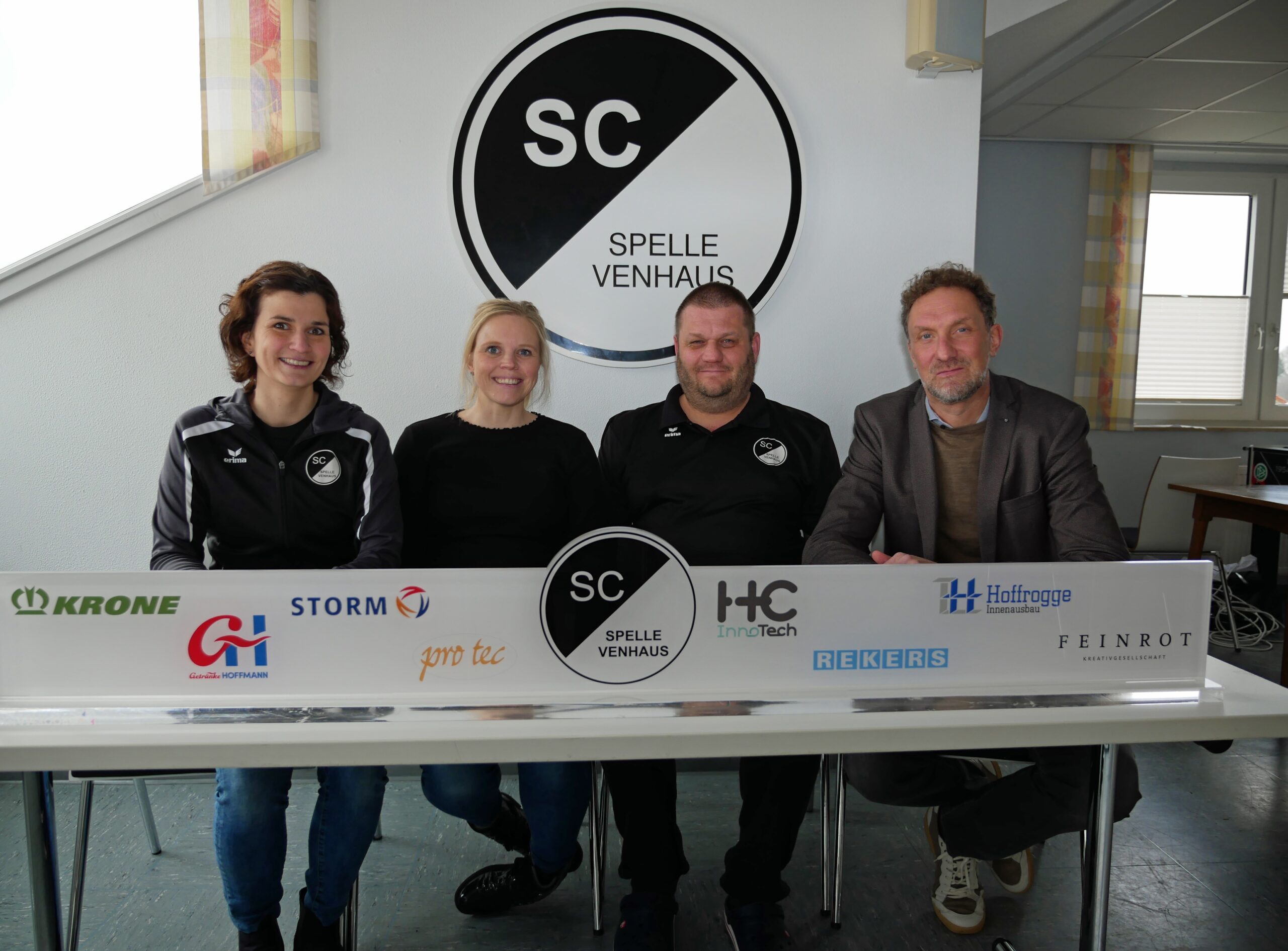 Freuen sich auf die weitere Zusammenarbeit: (v.l.) Cornelia Höving, Kirsten Niehaus, Stefan Jäger und Thomas Sielker.
Foto: SC Spelle-Venhaus