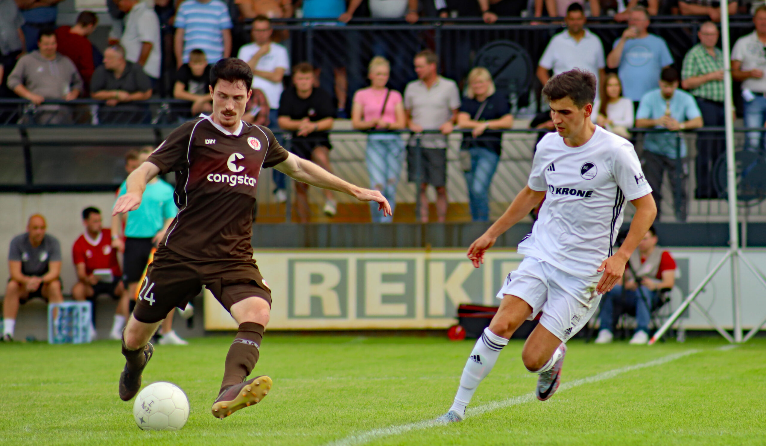 Eine Szene aus dem Spiel der Hinrunde mit Niklas Oswald (r.). Foto: SC Spelle-Venhaus