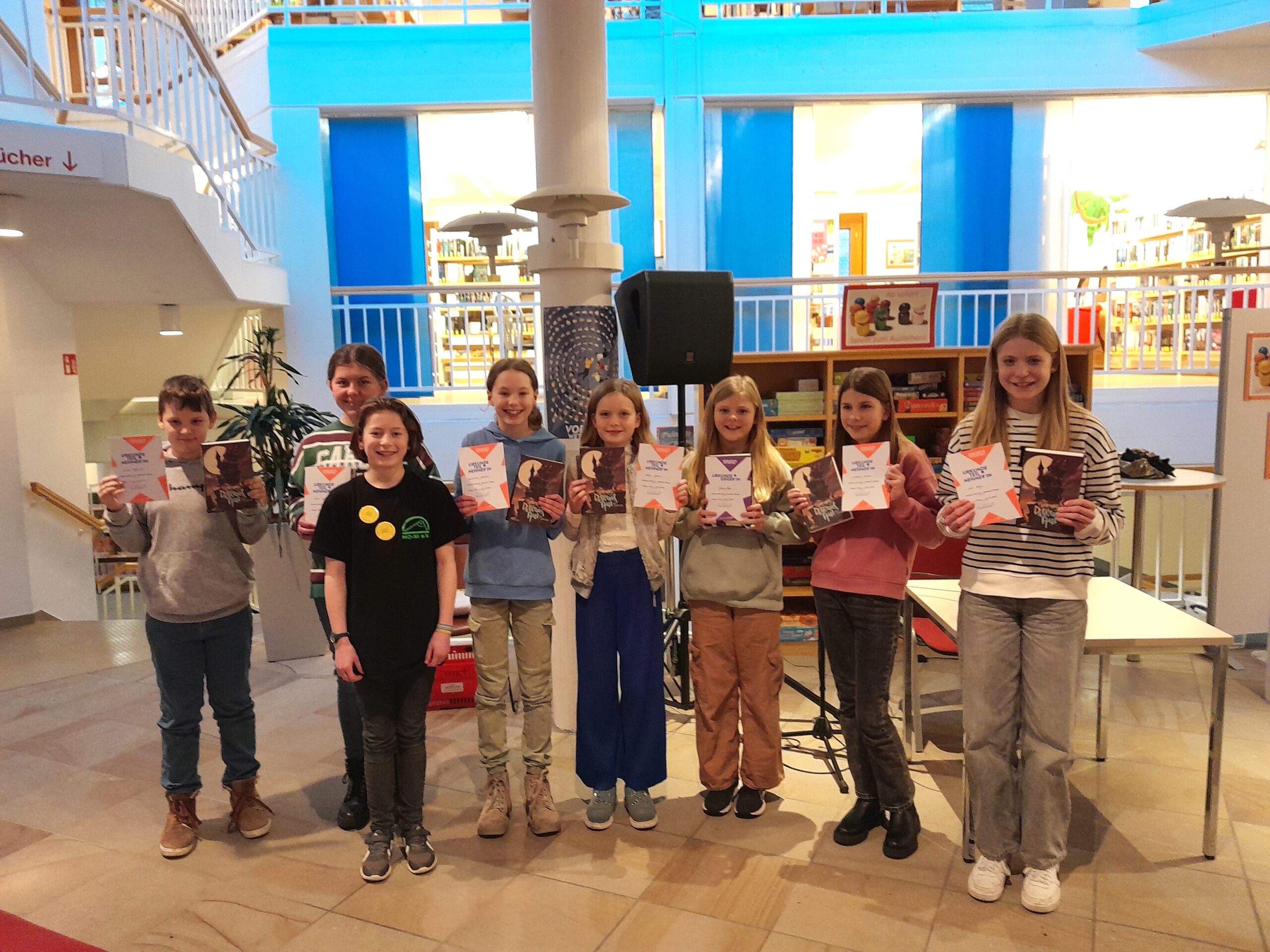 Teilen die Freude am Lesen: (von links): Jona Weidmann, Sofie Hemker, Vorjahressiegerin Madelon Hibbel, Mathilda Schweer, Hedda Wessels, Siegerin Johanna Kock, Theresa Metten und Mia Piehl.
Foto: Stadt Lingen