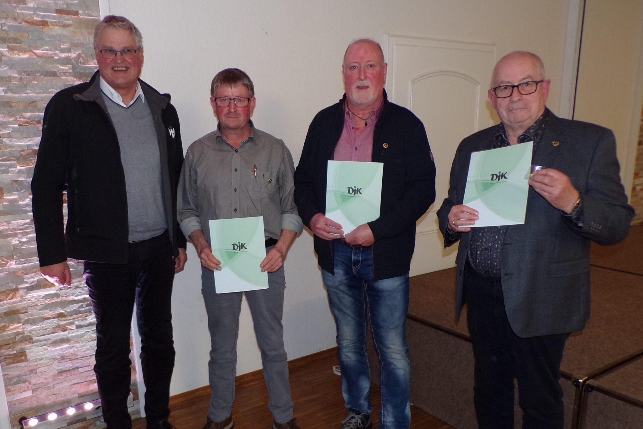 Urkunden und Ehrennadeln für 50-jährige Mitgliedschaft überreichte Günter Bültel (links) an Hermann Schulte, Winfried Brelage und Albert Müller. Foto: DJK Eintracht Papenburg