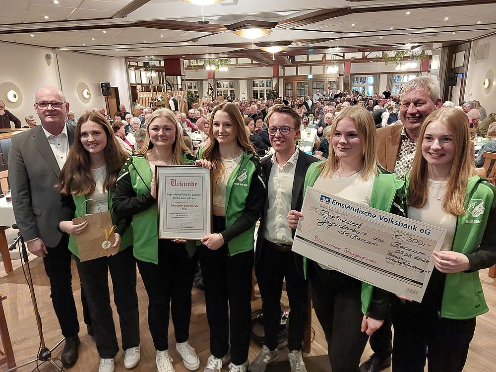 Ausgezeichnet:  (v.l.) Teresa Hartwig, Franziska Mengering, Liv Greta Wachhorst, Larissa Koopmann und Jette Möllenkamp. Die Ehrung wurde ausgesprochen vom Bürgermeister Karl Storm (hinten rechts) und vom Vorsitzenden der Baccumer Wirtschaftsförderung Ludger Renemann (links). In der Mitte Laudator SportJugend Niedersachen-Vorstandsmitglied Jeroen Eversen. Foto: SC Baccum