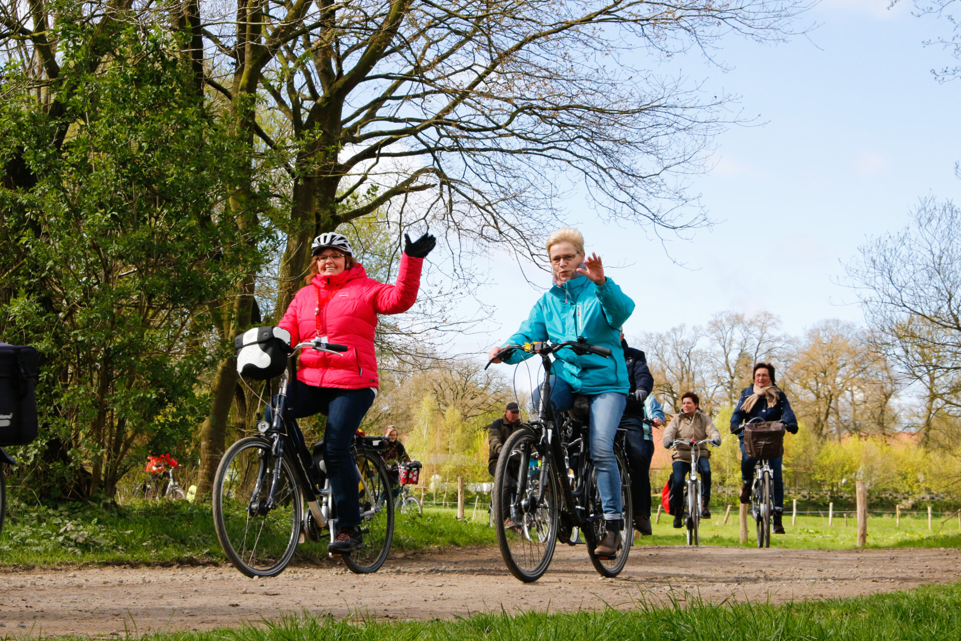 Die Vorfreude auf die begleitete Tagestour auf dem emslandweiten Fahrradknotennetz ist bei allen Beteiligten groß. Foto: Tourist Information