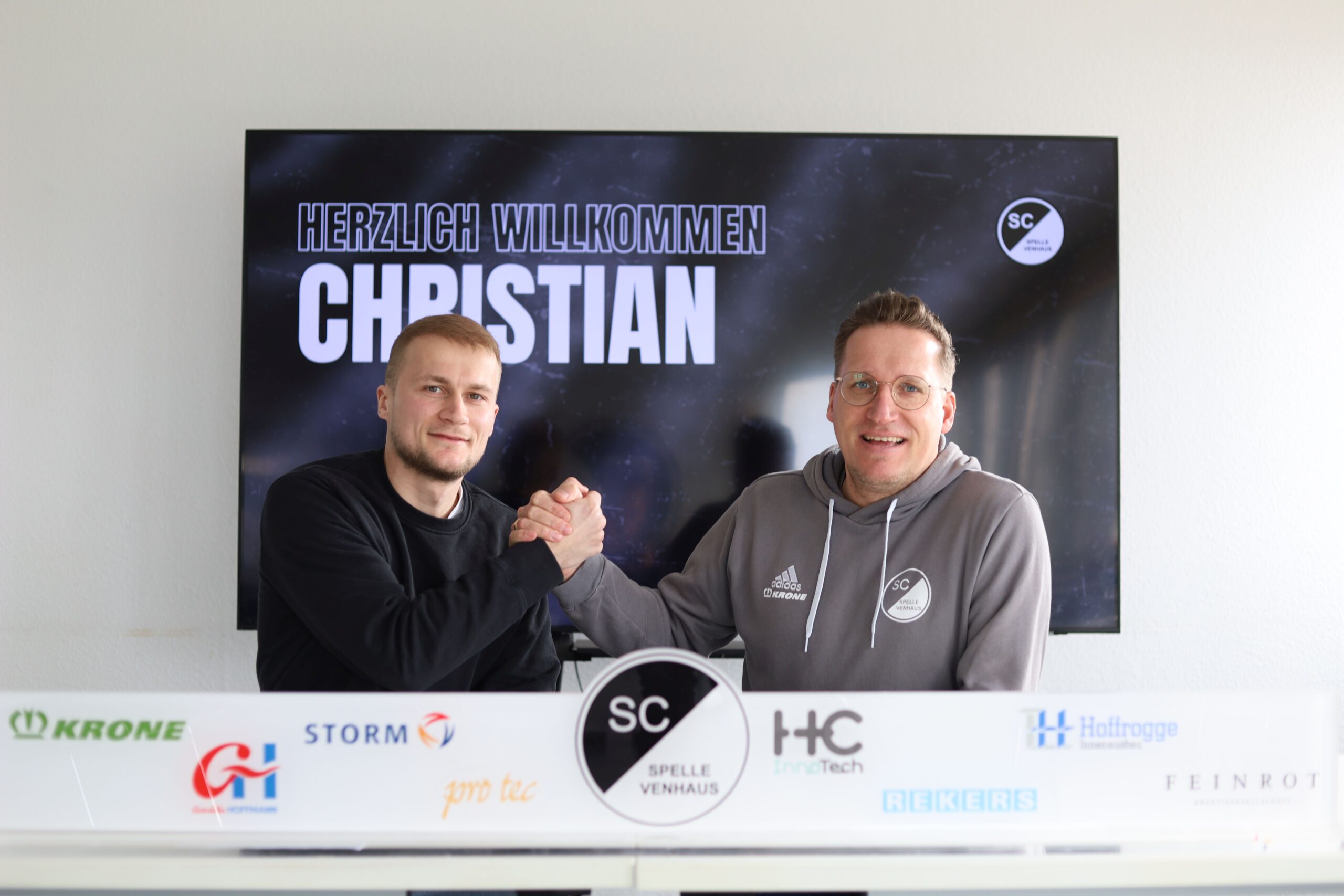 Freuen sich auf die gemeinsame Zeit in Spelle: Sportlicher Leiter Markus Schütte und Neuzugang Christian Düker (links).
Foto: SCSV