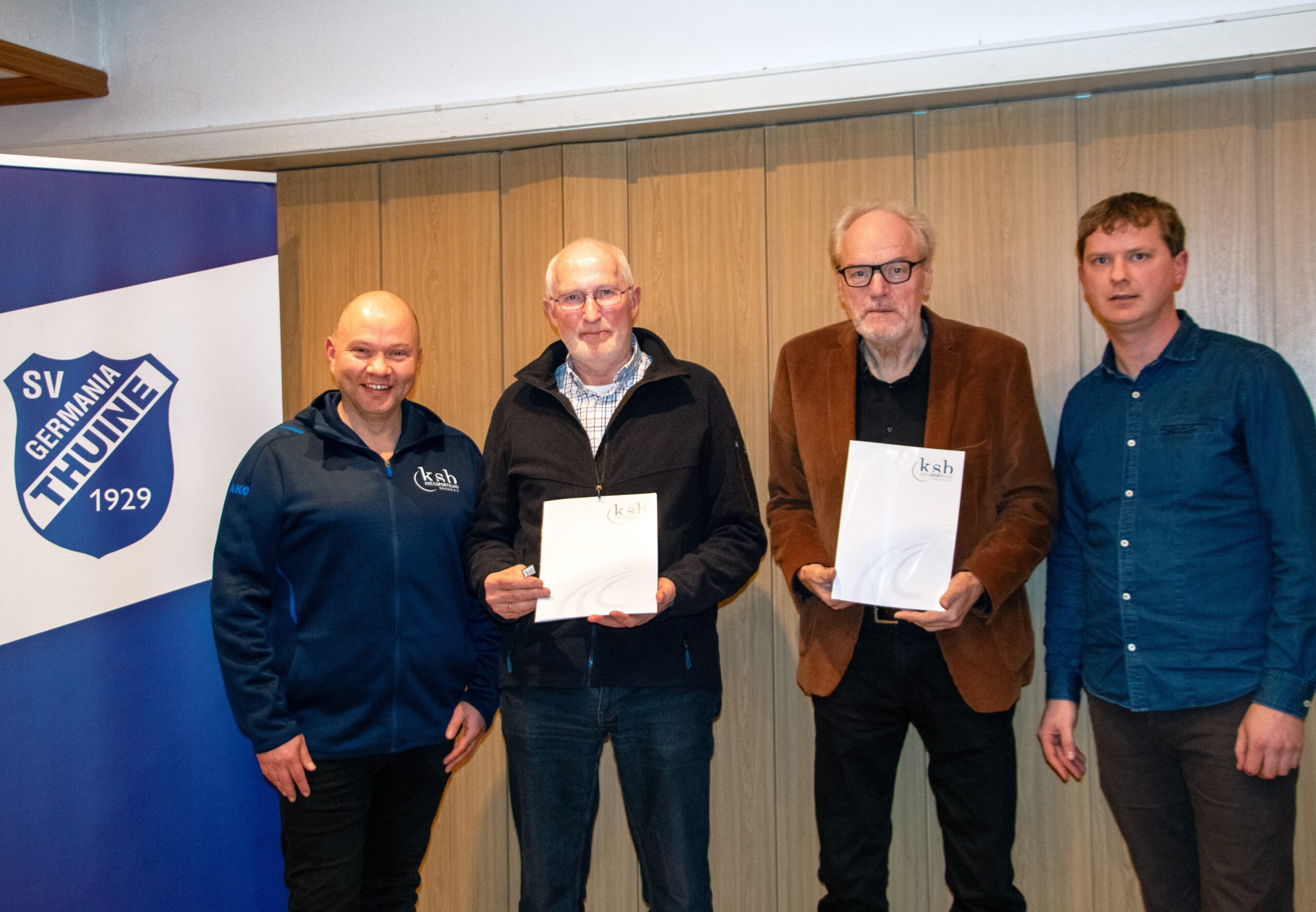 Heinz Bischoff und Reinhard Heskamp wurden auf der Versammlung geehrt. Foto: Germania Thuine