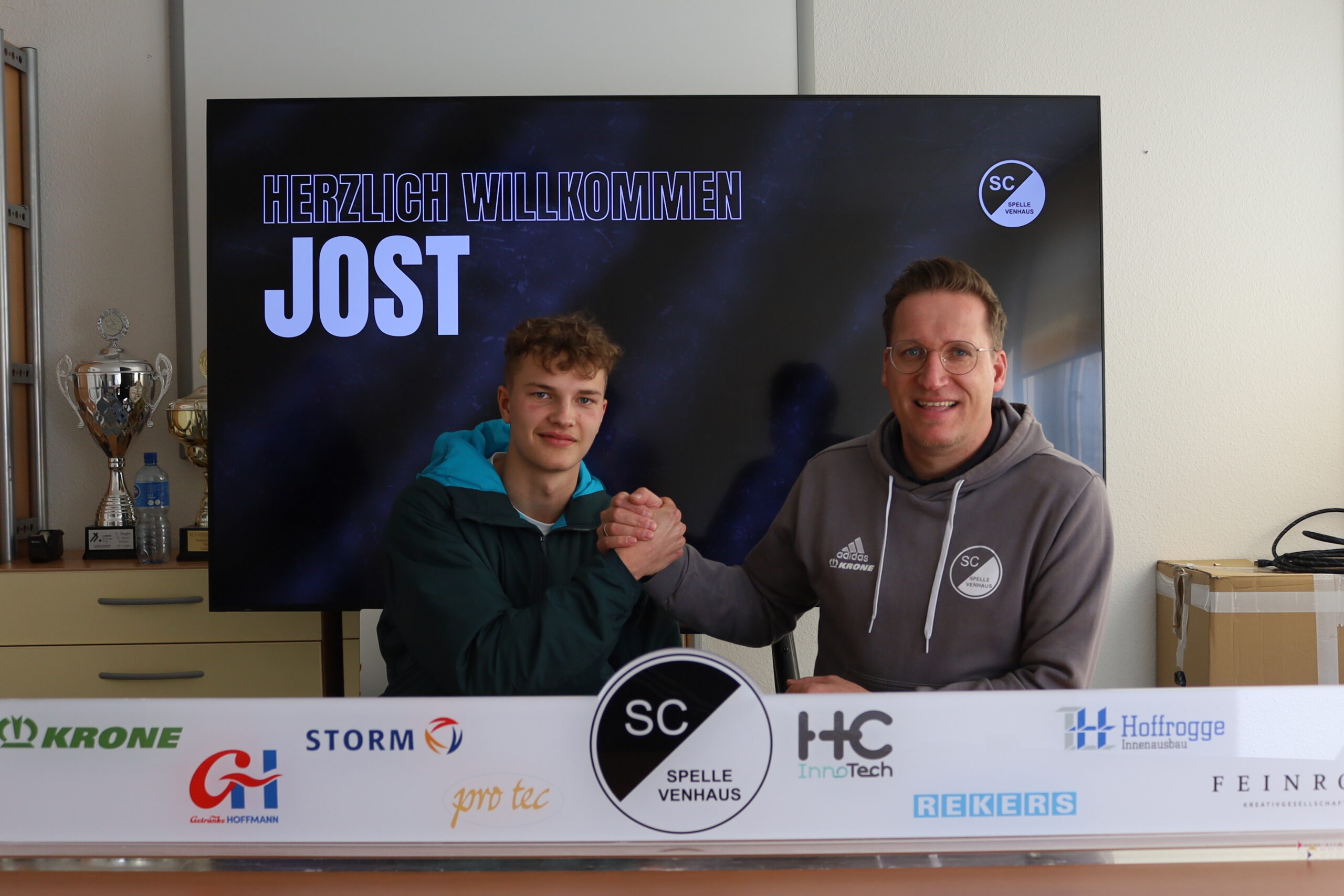 Jost Krone (links) wurde vom Sportlichen Leiter Markus Schütte herzlich begrüßt. Foto: SCSV