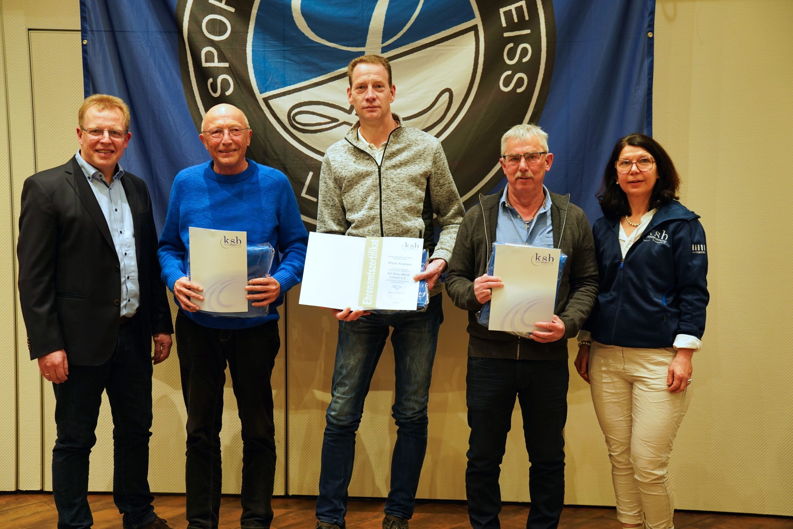 Die geehrten Mitglieder erhielten Urkunden und Präsente.
Foto: KSB Emsland