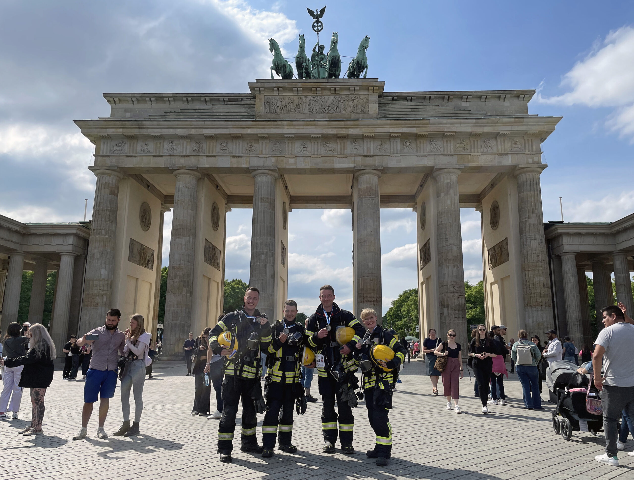 Stolz vor dem Brandenburger Tor: (von links) Elmar Leigers, David Romey, Daniel Kolloch und Lena Leigers
Foto: Jochen Becker