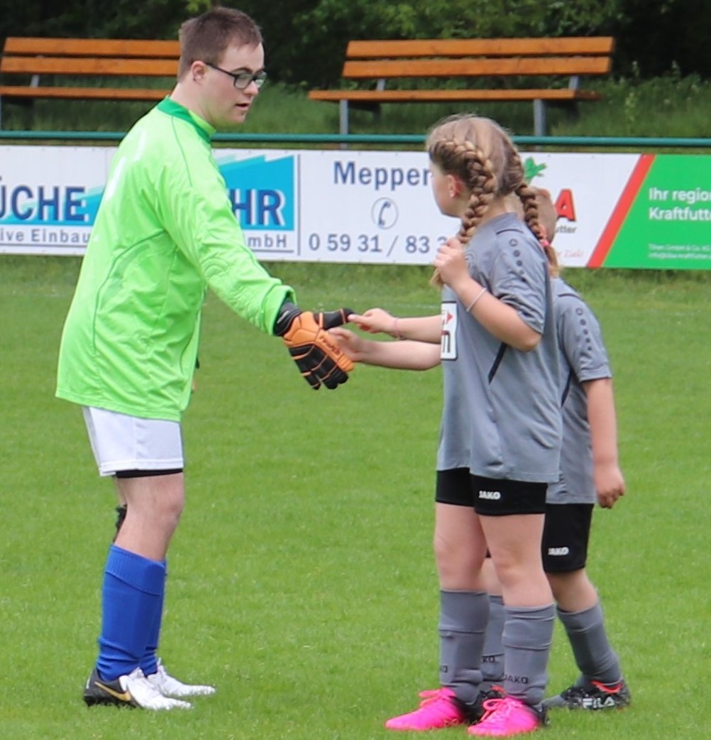 Kinder und Jugendliche mit und ohne Behinderung nehmen in dieser Liga seit 2018 gemeinsam am Regelspielbetrieb des Niedersächsischen Fußballverbandes (NFV) teil. 
Foto: KSB Emsland