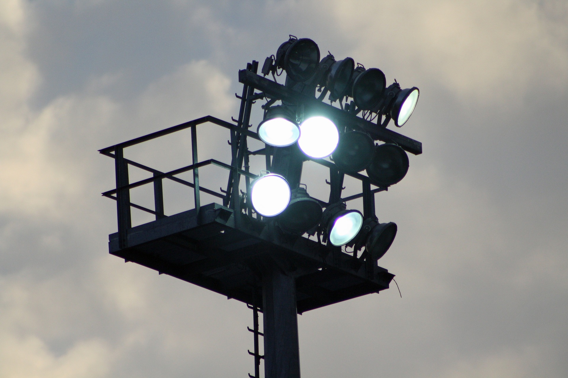 Ein Schwerpunkt ist die Förderung für die energetische Sanierung von Flutlichtanlagen.
Foto: KSB Emsland