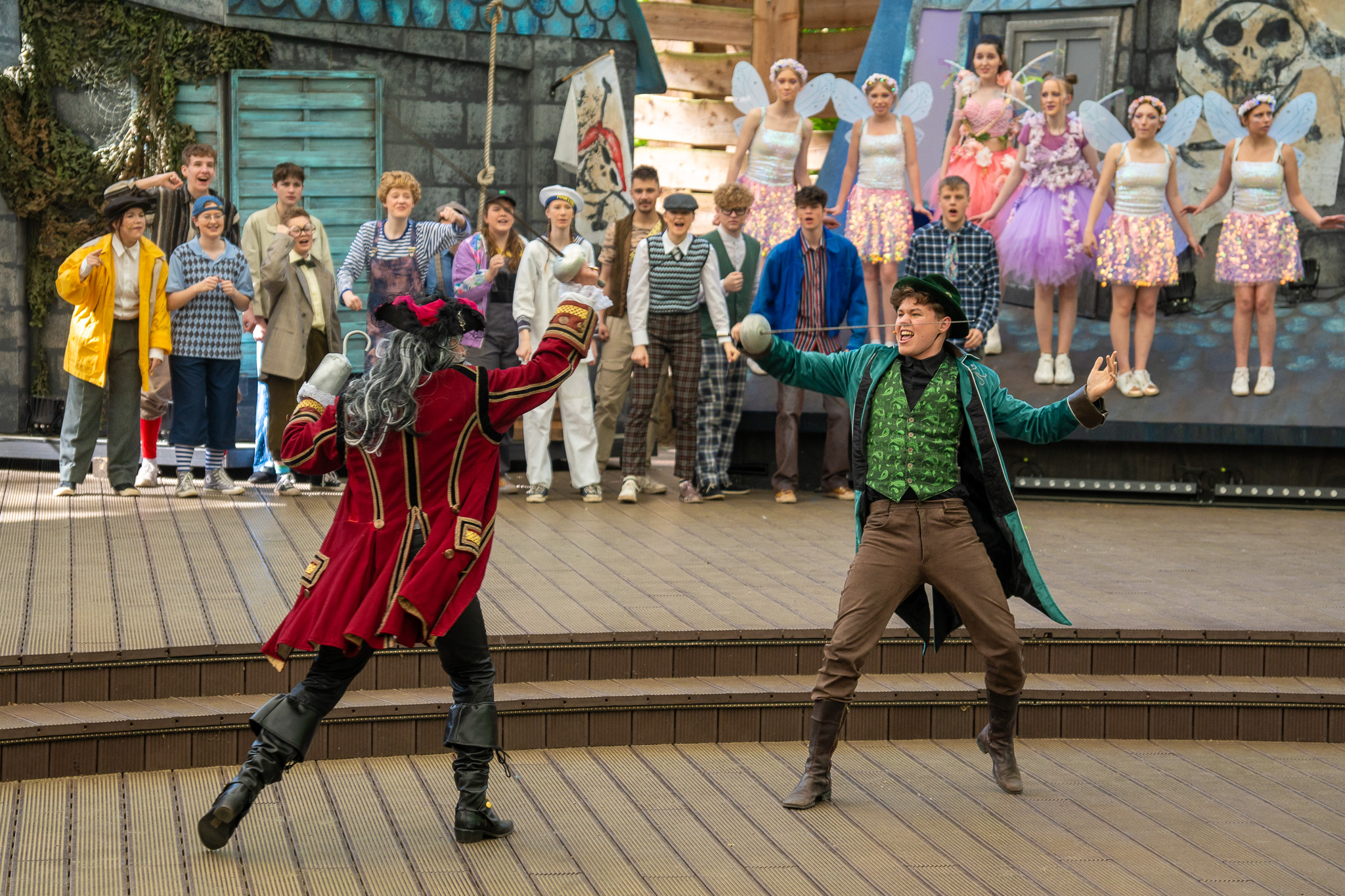 Peter Pan hat viele Abenteuer zu bestehen - auch mit Captain Cook.
Foto: Freilichtbühne Meppen