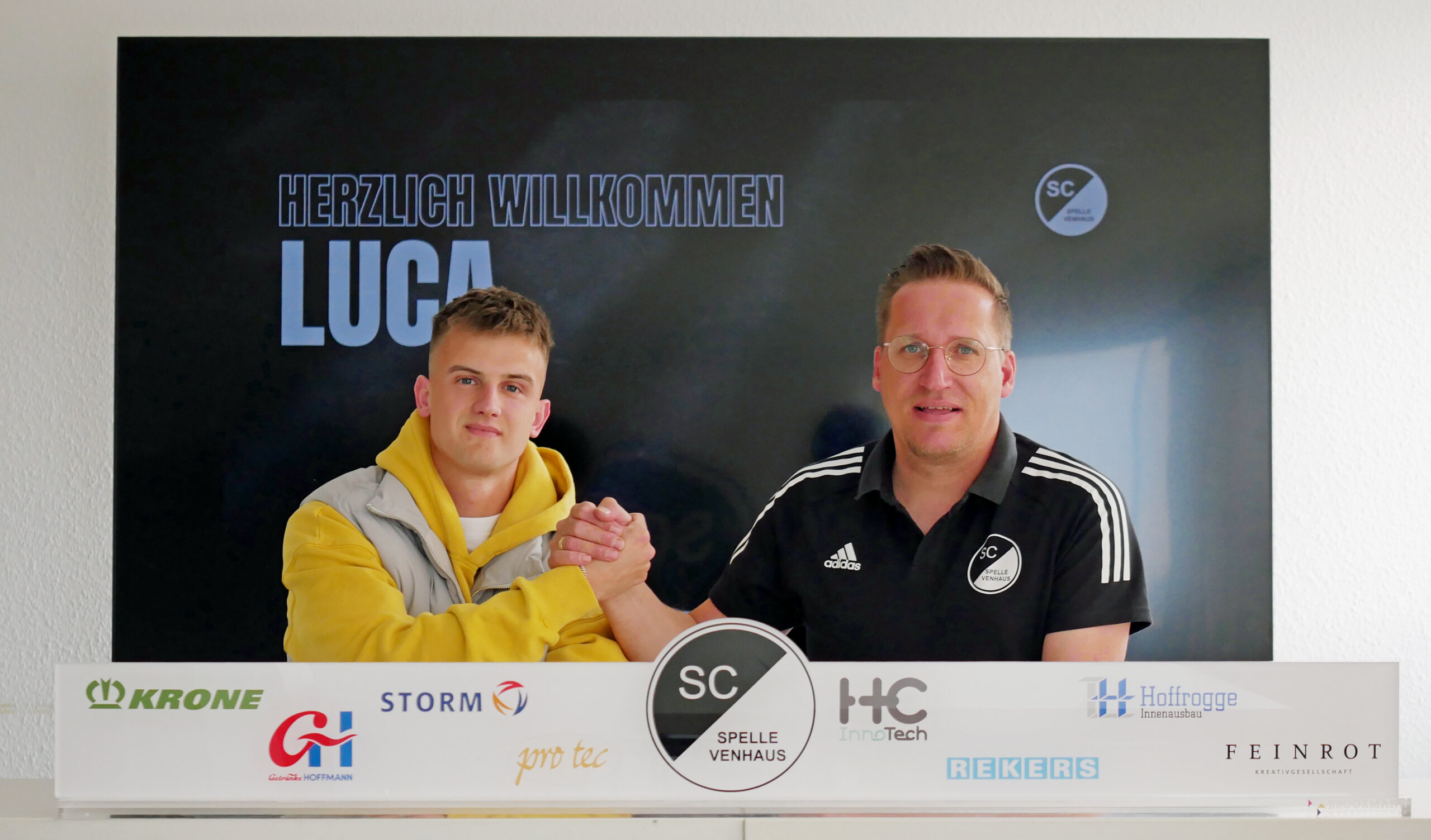 Markus Schütte (Sportlicher Leiter) begrüßte Luca Tersteeg in Spelle.
Foto: Uli Mentrup
