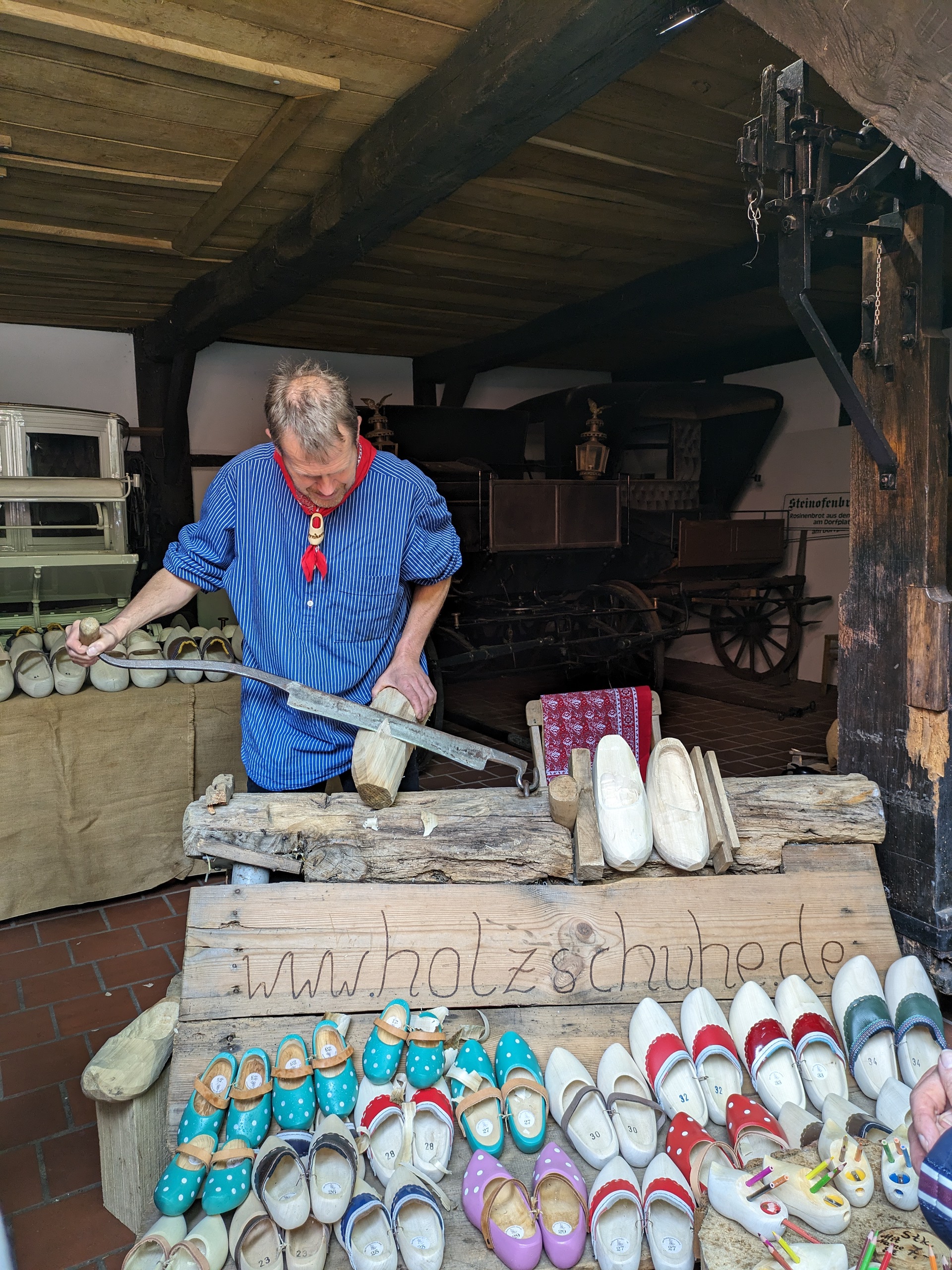 Viele Besucher nutzten die Gelegenheit traditionellen Handwerkern bei der Arbeit zuzuschauen.
Foto: Heimatverein Haselünne