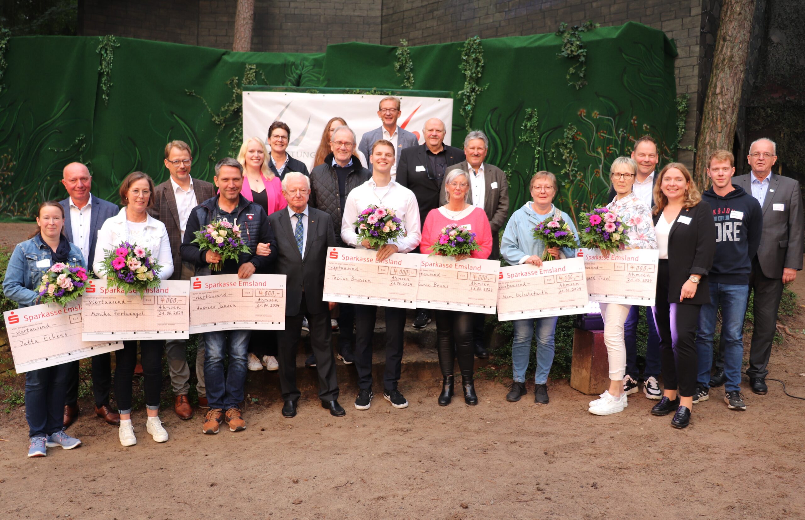 Die Hauptgewinner erhielten die symbolischen Schecks von den Vertretern aus Politik und Sport.
Foto: Patrick Vehring