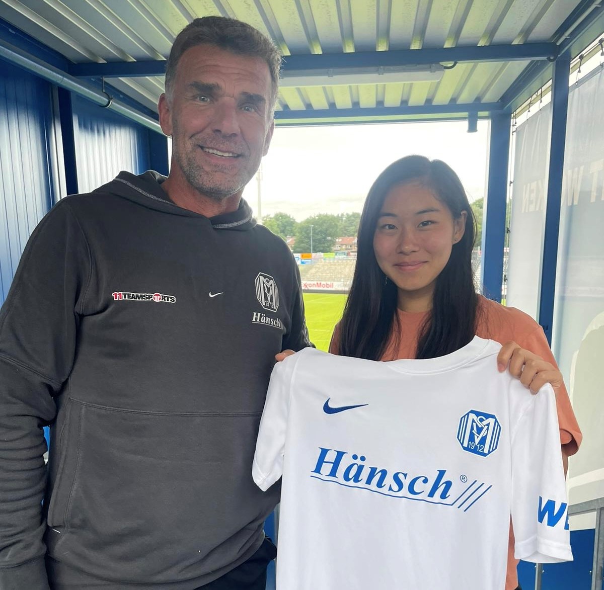 Trainer Thomas Pfannkuch und Akane Miyoshi freuen sich auf die kommende Saison. Foto: SV Meppen