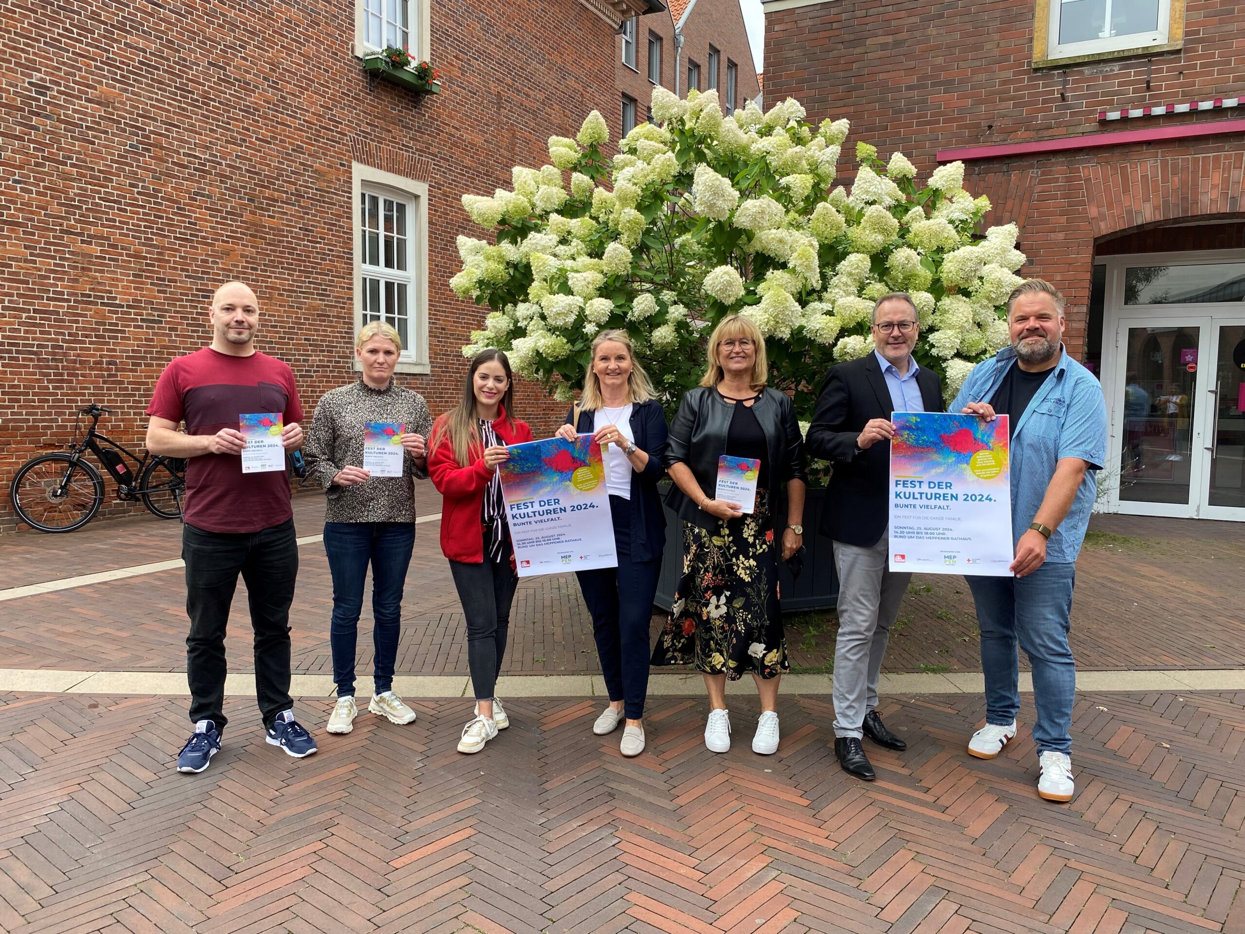 (v. l.) Raphael Migura (Arbeiterwohlfahrt), Nicole Jager (Sozialdienst katholischer Männer), Nadja Achon (Deutsches Rotes Kreuz), Katrin Berger (Paritätischer/Freiwilligenzentrum), Elisabeth Mecklenburg (Stadt Meppen), Bürgermeister Helmut Knurbein sowie der Moderator des Festes der Kulturen Marco Strodt-Dieckmann freuen sich auf ein abwechslungsreiches, buntes „Fest der Kulturen“.
Foto: Stadt Meppen