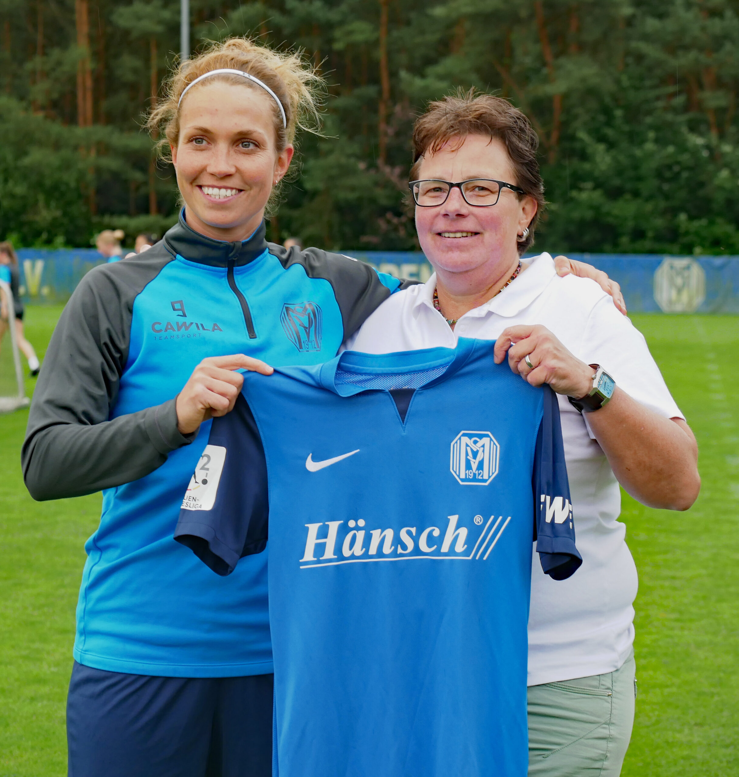Sportliche Leiterin Maria Reisinger begrüßte Neuzugang Maren Haberäcker.
Foto: SV Meppen