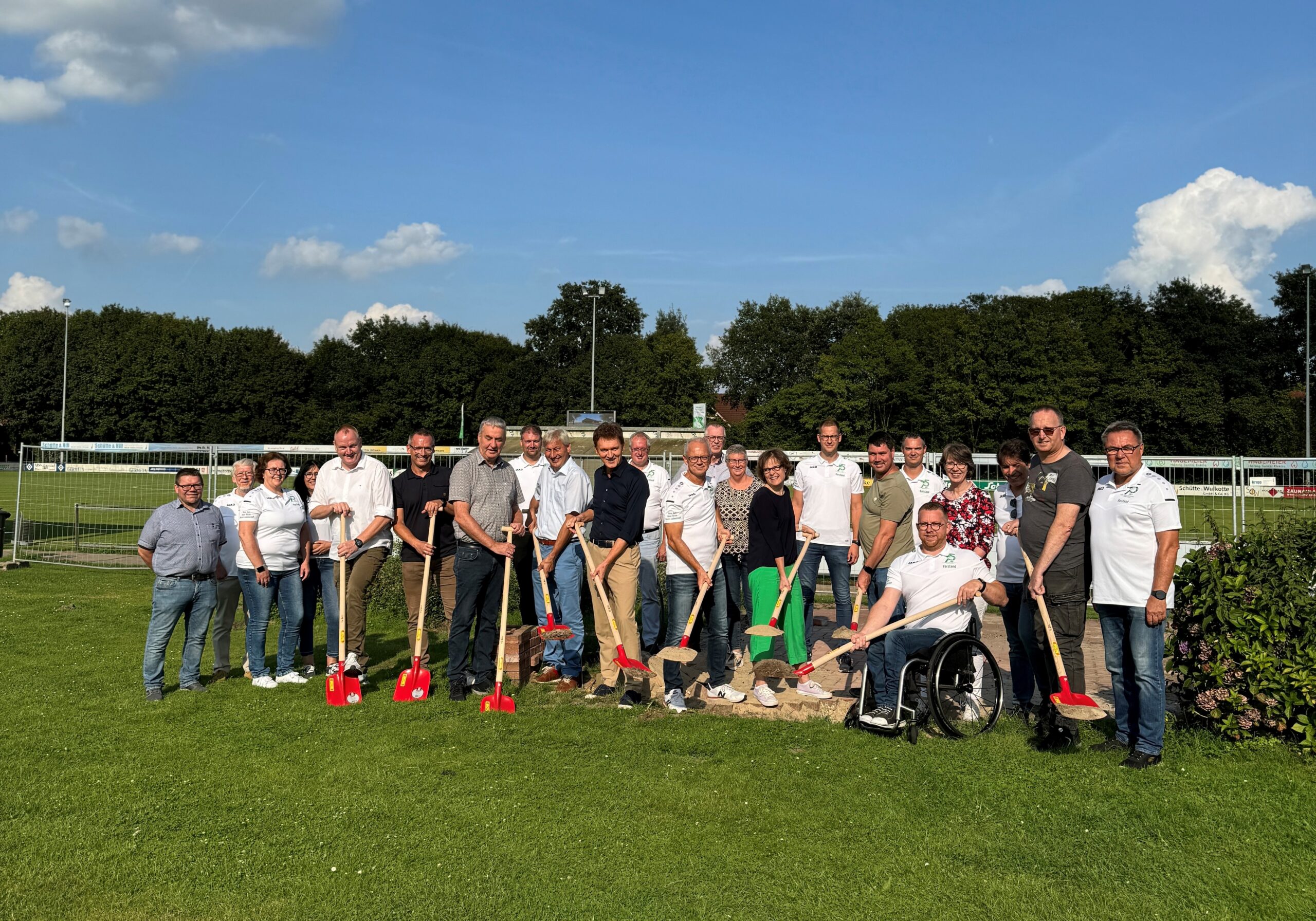 Vertreter aus Sport, Politik und Verwaltung setzten gemeinsam den symbolischen Spatenstich für den Neubau des Vereinshauses des SC Baccum. Foto: Stadt Lingen