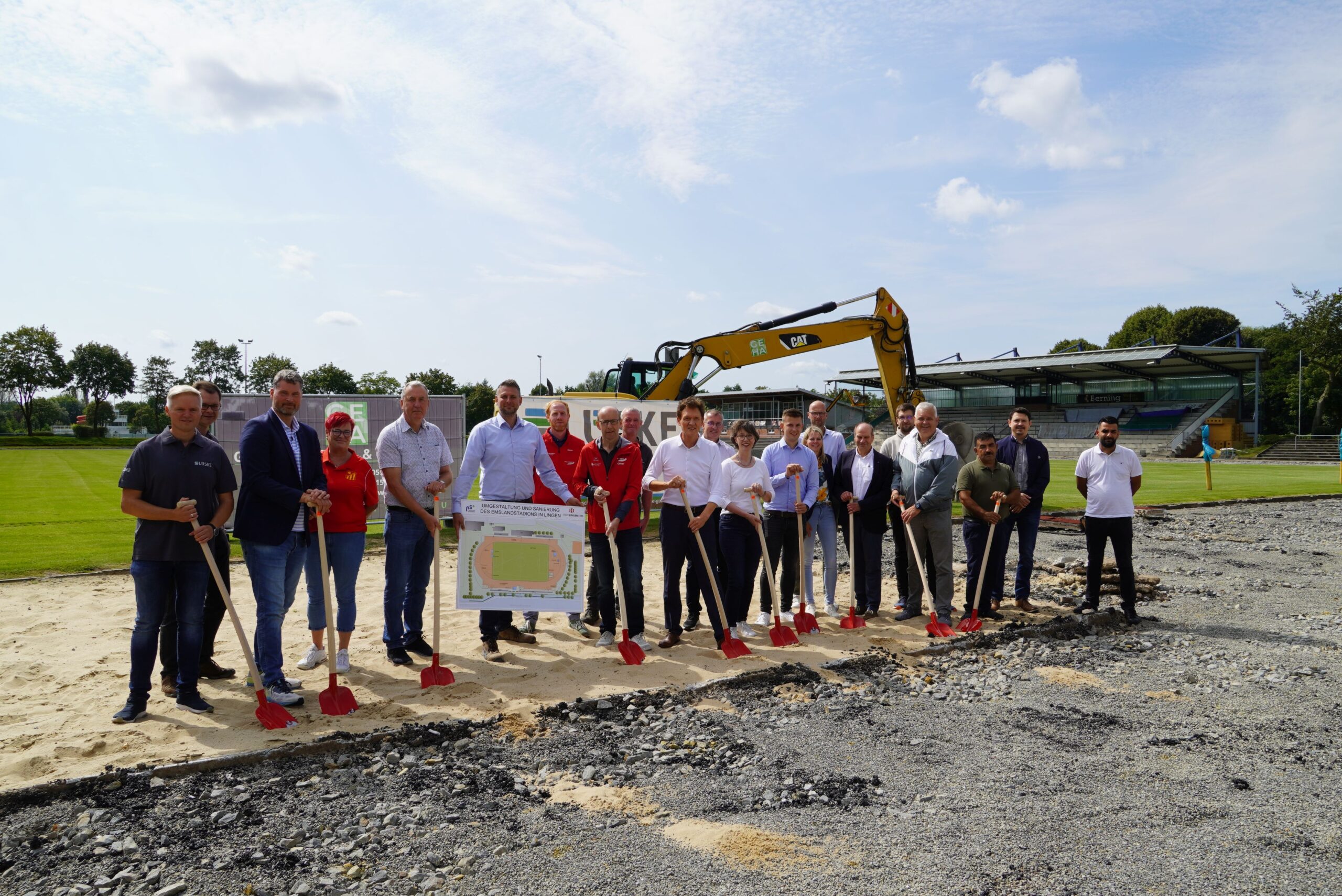 Spatenstich für die Modernisierung des Emslandstadions. Foto: Stadt Lingen