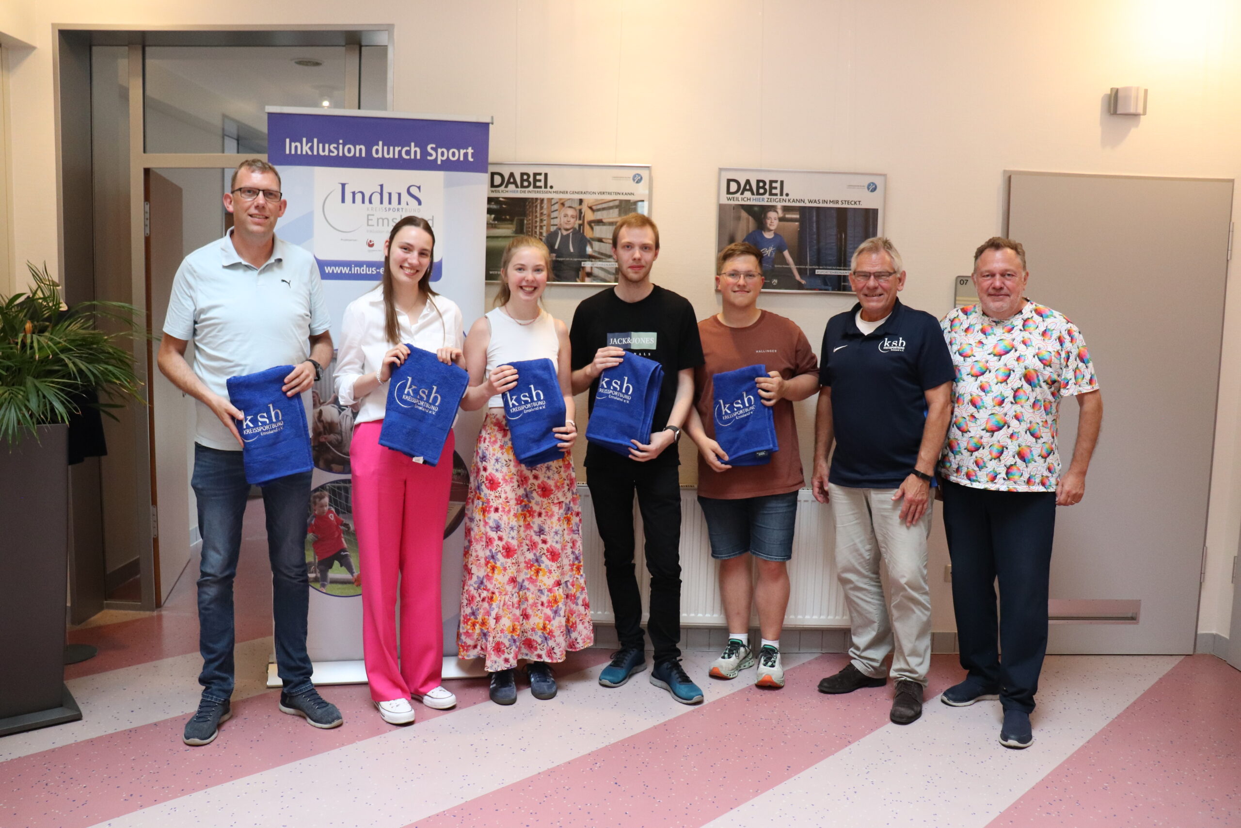 Als Dankeschön für die großzügige Spende erhielten bei der Übergabe im Haus des Sports in Sögel v.l. Johannes Pouwels, Mareike Schmees, Franziska Korte, Tobias Erdwien, Jonas Niemann ein KSB-Handtuch von Hermann Plagge (2.v.r.) und Michael Koop (1.v.r). Foto: Patrick Vehring