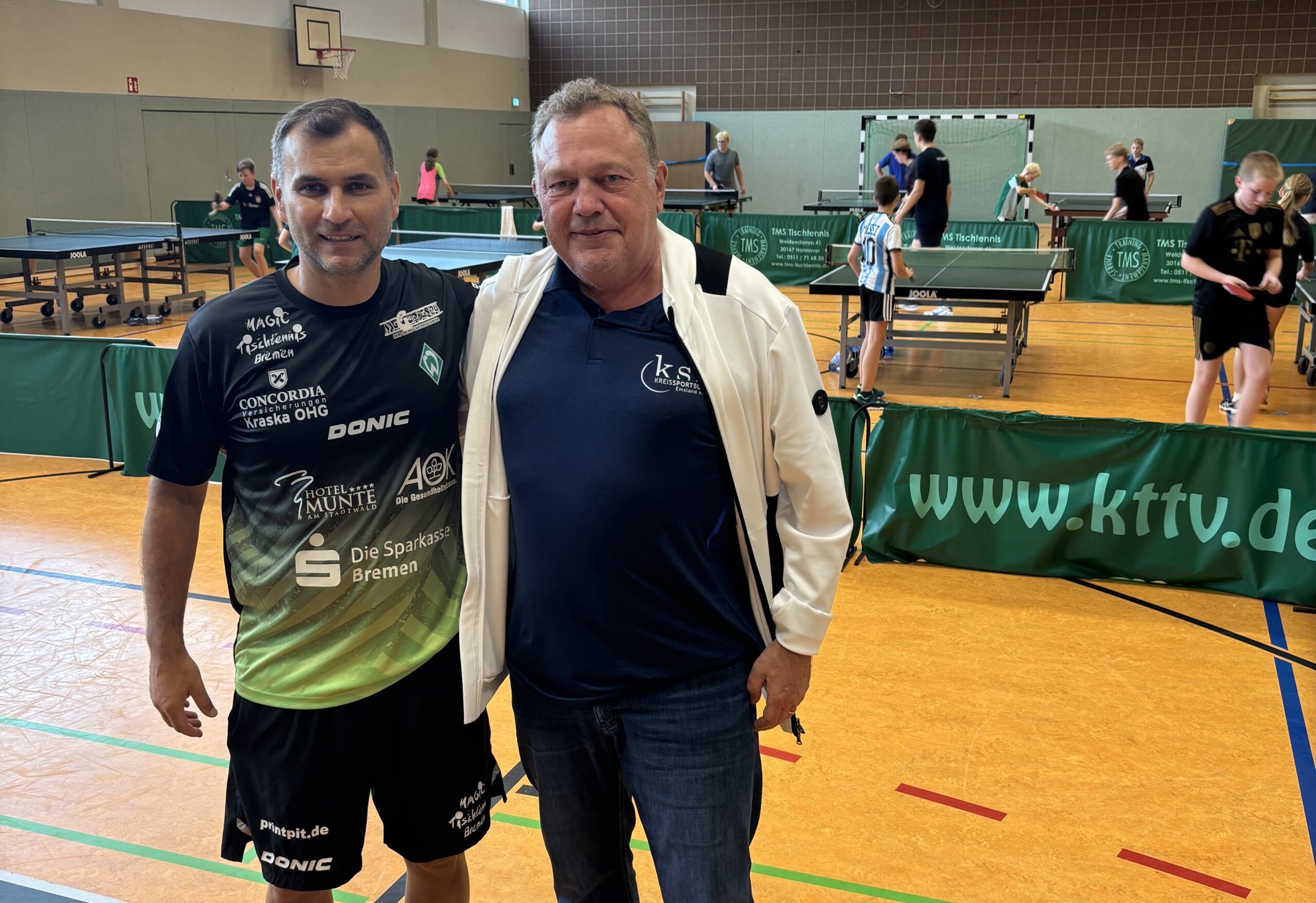 Bundesliga-Trainer vom SV Werder Bremen (l.) und KSB-Präsident Michael Koop (r.) besuchten das Tischtennis-Trainingslager in Sögel. Foto: Patrick Vehring