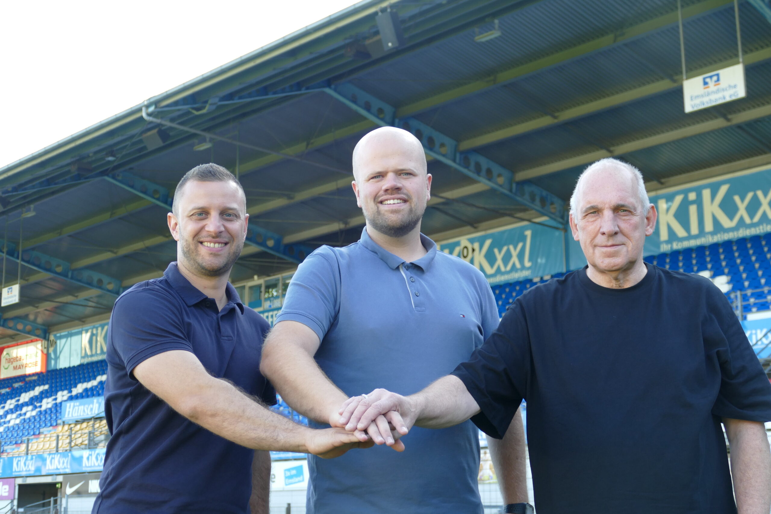 Freuen sich auf die weitere Zusammenarbeit (von links): David Vrzogic, Lucas Beniermann und Heiner Beckmann. Foto: SV Meppen