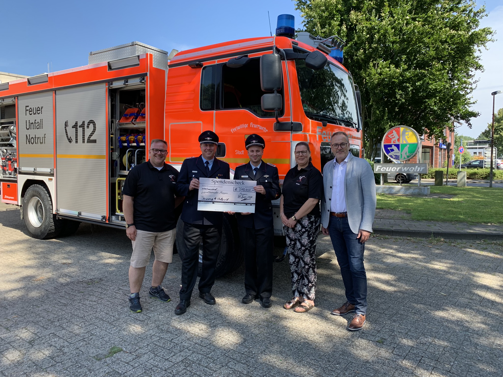 (v. l.) Dennis Blume, Stadtjugendfeuerwehrwart Nico Neugebauer und sein Stellvertreter Maik Wannow, Diana Blume und Bürgermeister Helmut Knurbein. Foto: Stadt Meppen