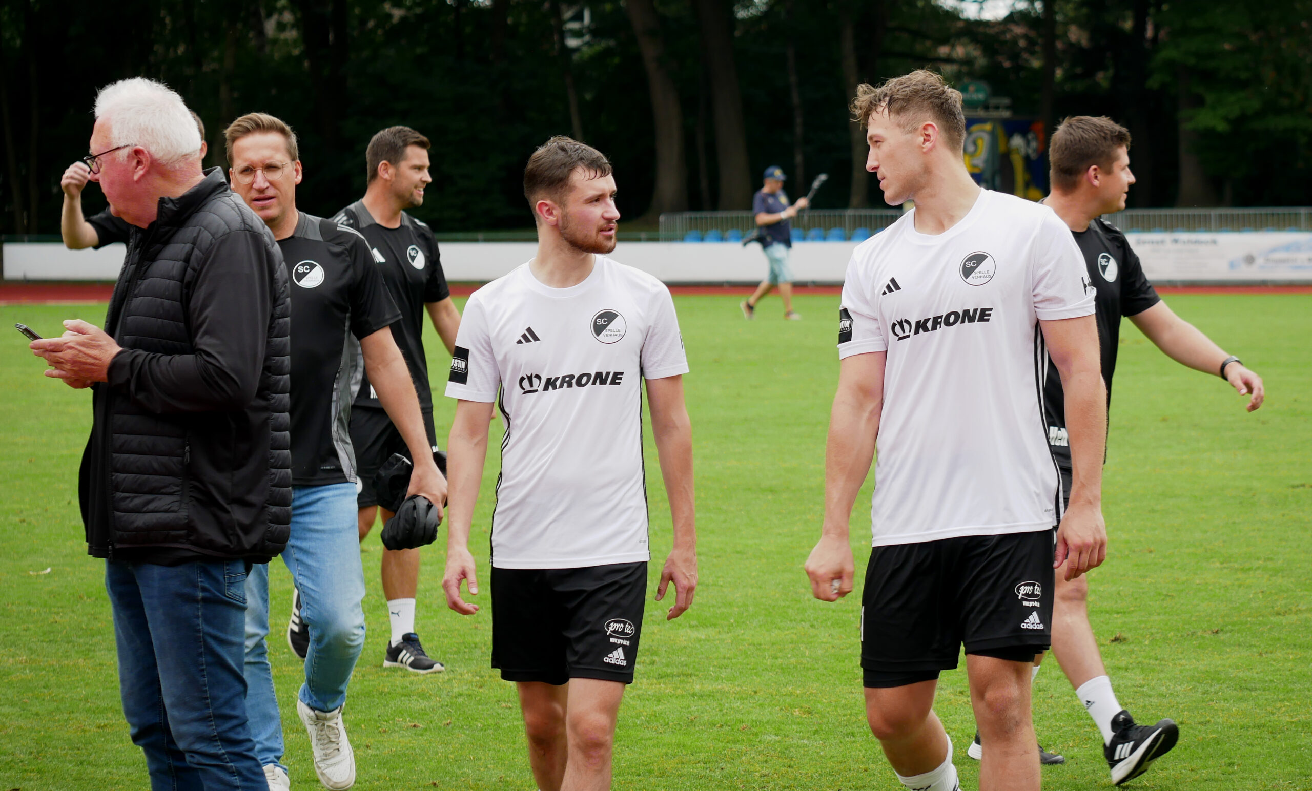 Das Foto zeigt die Torschützen Artem Popov (l.) und Elias Strotmann. Foto: Uli Mentrup