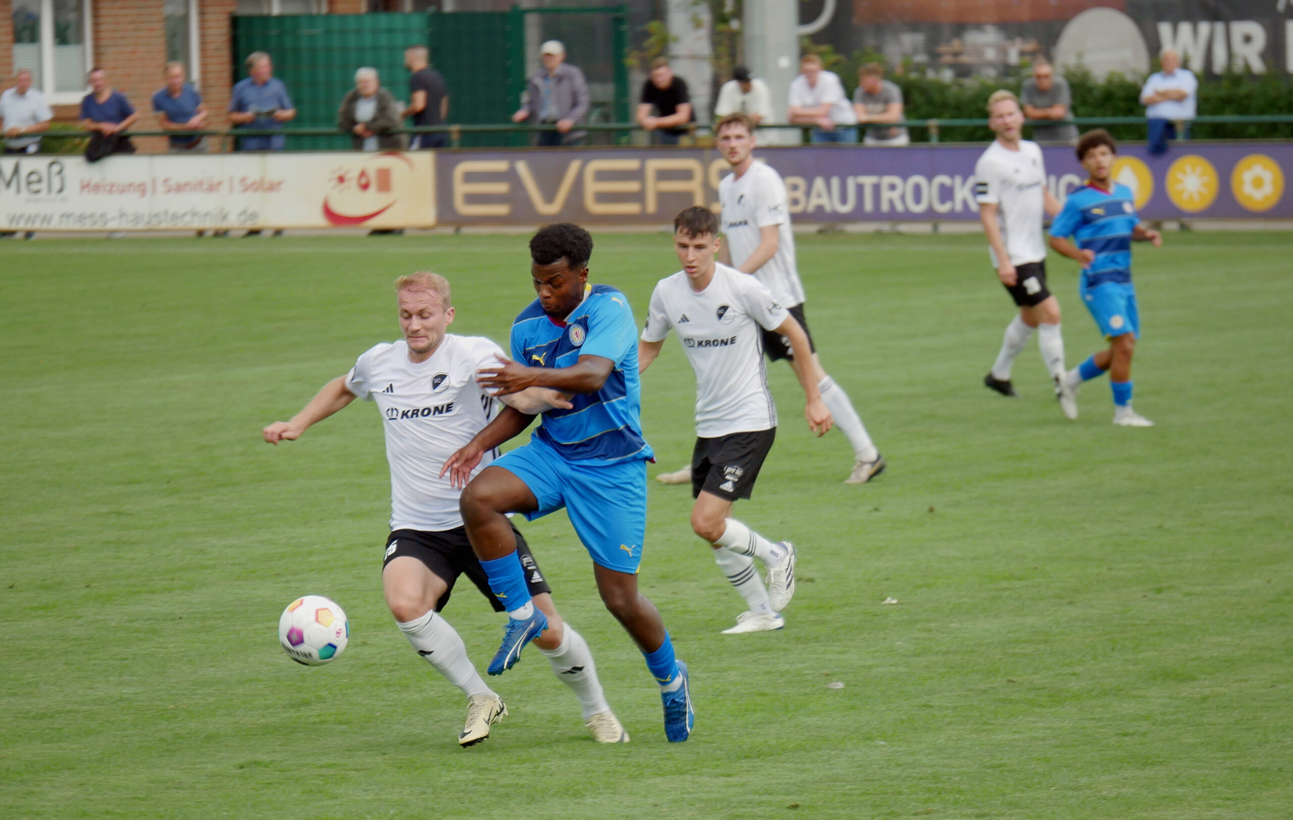 Das Foto zeigt Spieler Christian Düker (vorn). Foto: Uli Mentrup