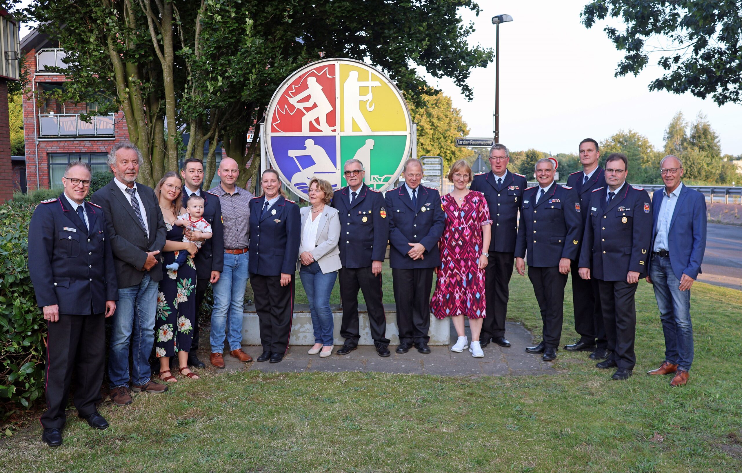 Die geehrten Feuerwehrmitglieder mit Vertretern der Stadtverwaltung und der Kreisfeuerwehr. Foto: Feuerwehr Meppen