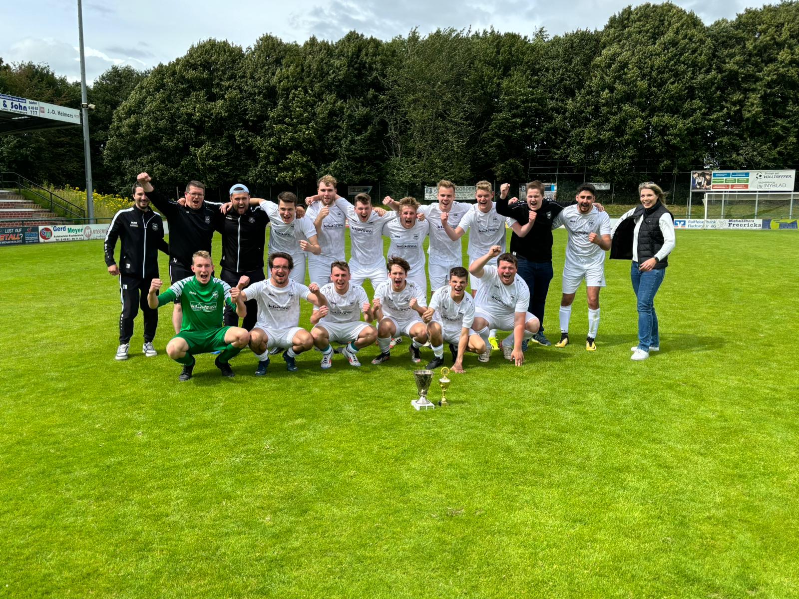 Bürgermeisterin Vanessa Gattung (rechts) überreicht den Stadtpokal an die Siegerelf 2024 mit (ob.v.l.): Trainer Daniel van Achteren, Torwarttrainer Thorsten Jongebloed, Nico Nee, Fabian Leffers, Simon Jansen, Tom Heymann, Julian Philipp, Lukas Preuz, Leon Schipmann, Hannes Appeldoorn und Yunus Kaya sowie (u.v.l.) Jannick Siemer, Jesse Hensen, Jan-Niklas Hahn, Maciej Posluszny, Jannes von Hebel und Jan-Malte Pahl. Es fehlt Rene Wiepkes. Foto: Eintracht Papenburg