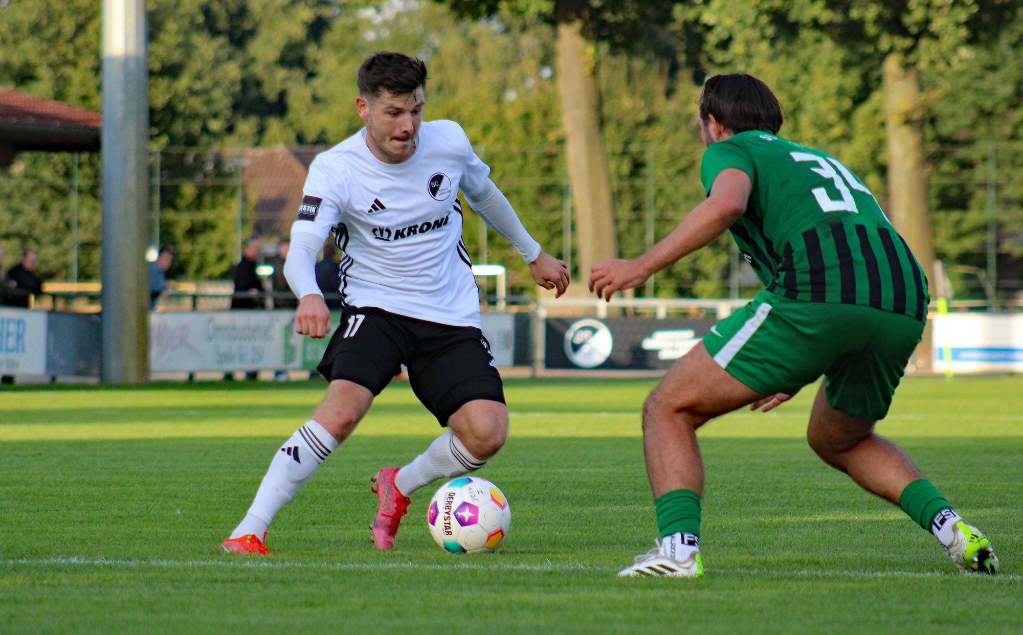 Das Foto zeigt Spieler Marvin Kehl (l.). Foto: SCSV